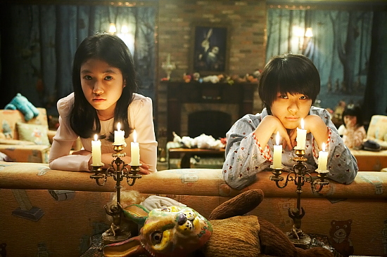 不但加入了黑暗奇幻,惊悚,犯罪等元素,并以颠覆传统恐怖电影类型电影