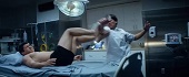 伊科烏艾斯 《拳力逃脫》三分鐘武打不間斷震驚好萊塢  近乎裸體打鬥  雙手上銬照樣讓人致命