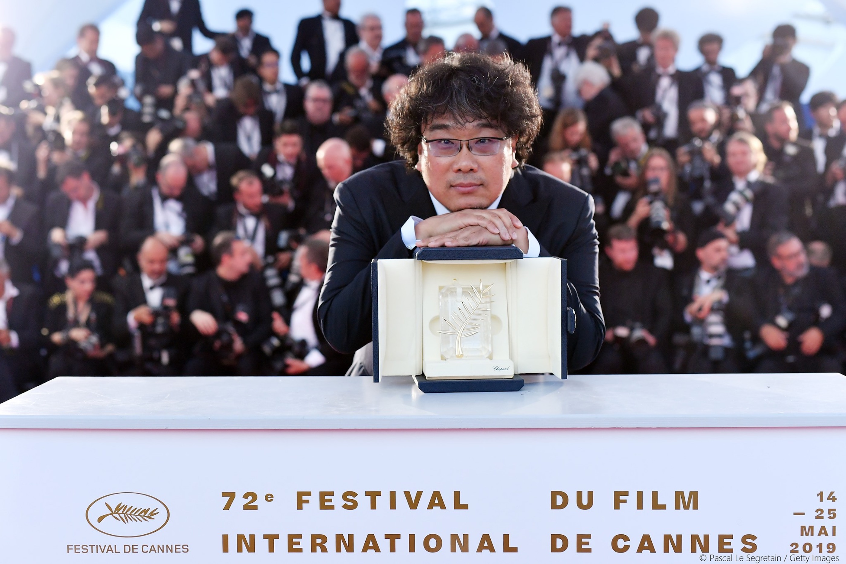 韓國影史第一 《寄生上流》勇奪坎城金棕櫚最高殊榮  導演奉俊昊：沒想過有天能摸到這座獎