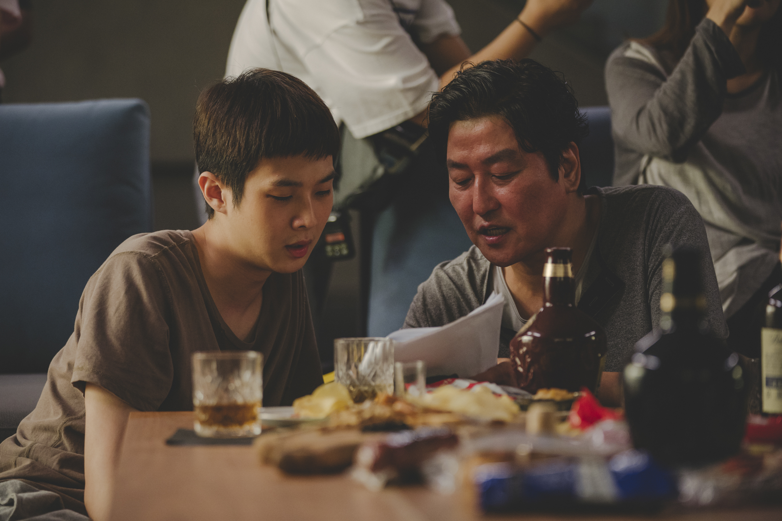 《寄生上流》導演奉俊昊親筆信請觀眾勿劇透  感性告白影帝宋康昊是團隊的心靈支柱
